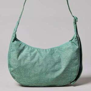 BAGGU Seafoam UO exclusive Medium Crescent Shoulder Bag🍏